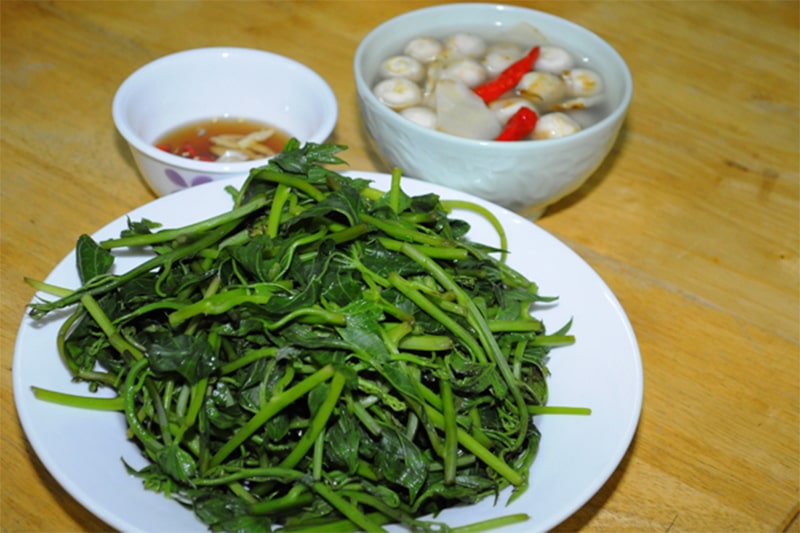 Canh rau muong voi ca tuy ngon nhung khong nen an sau khi moi phau thuat nha Canh rau muống với cà tuy ngon nhưng không nên ăn sau khi mới phẫu thuật nha