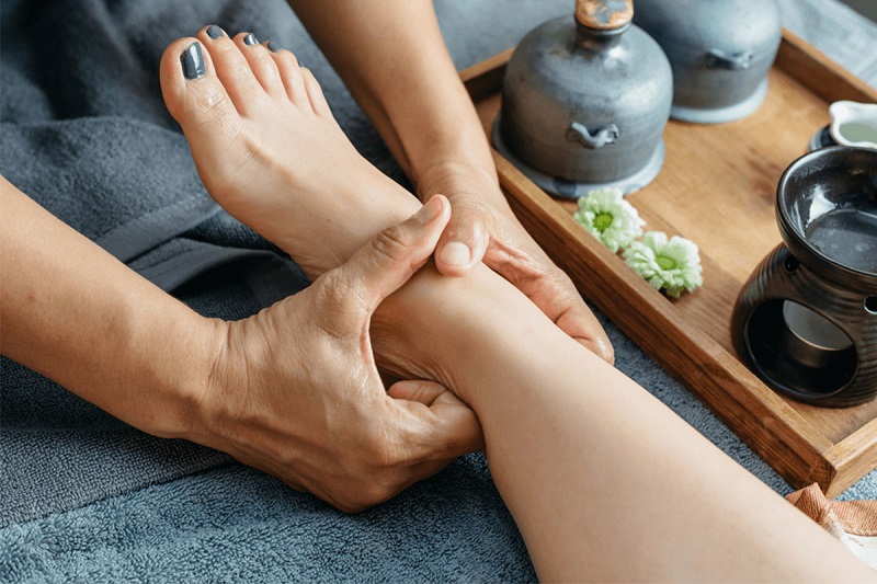 Massage chân cho bệnh nhân