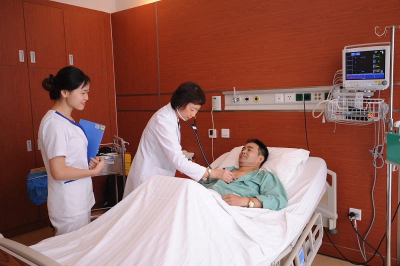 Điều chỉnh tư thế nằm phù hợp cho người sau khi phẫu thuật, tránh ảnh hưởng đến hô hấp