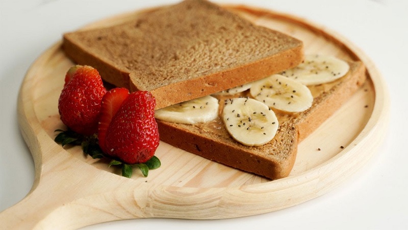 Bánh mì với bơ đậy phộng vừa dễ ăn vừa giúp tăng cân tự nhiên