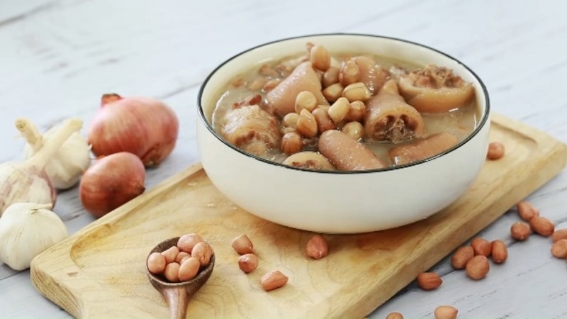 canh đuôi heo hầm đậu phộng