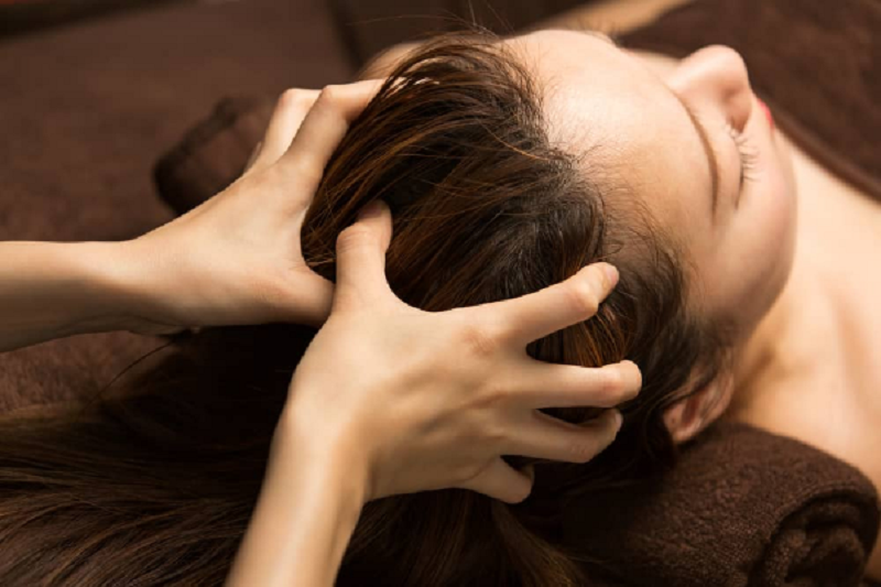 Massage da đầu là một cách giúp giảm tình trạng phụ nữ sau sinh bị rụng tóc