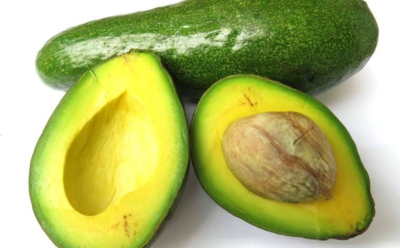 quả bơ có carotenoid giúp ngăn chặn sự xâm nhập và tác động từ môi trường đến với làn da