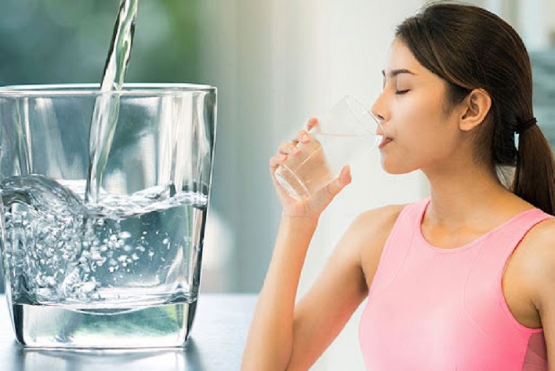 Uống đầy đủ lượng nước mà cơ thể cần mỗi ngày để tóc chắc khỏe hơn
