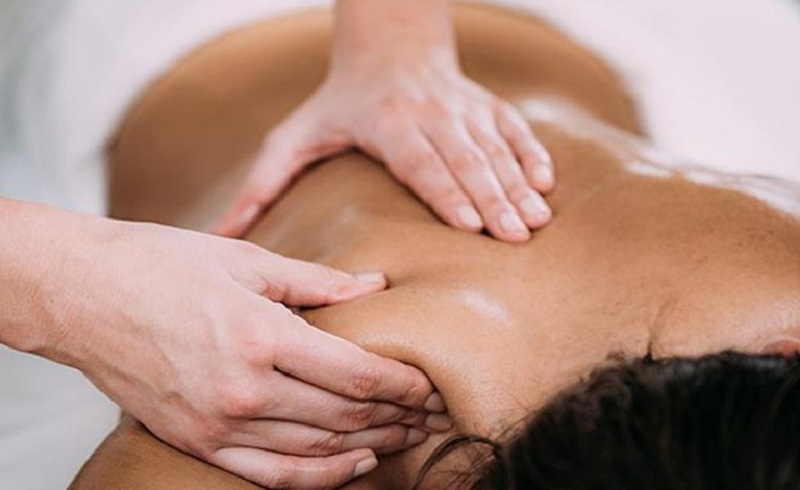 Massage vai gáy hỗ trợ giảm đau đầu hiệu quả
