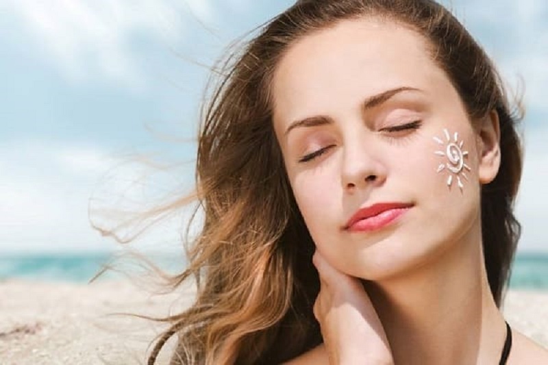 Sử dụng kem chống nắng hàng ngày để tránh tác động của tia UV đến làn da