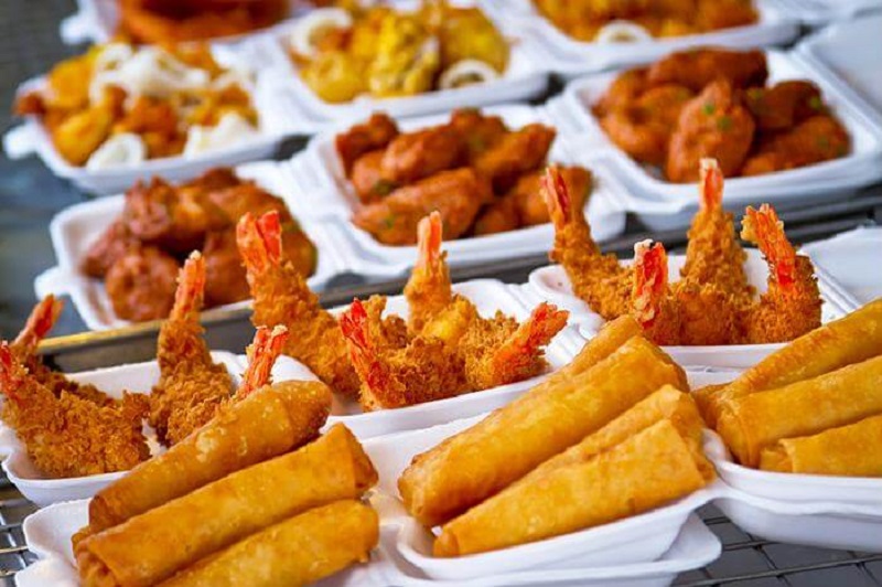 Đồ ăn chiên rán nhiều dầu mỡ có thể gây kích ứng cho bé