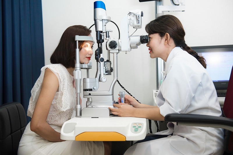 Khám mắt 2 lần/năm sẽ giúp bác sĩ nắm rõ được tình trạng mắt của bạn cụ thể