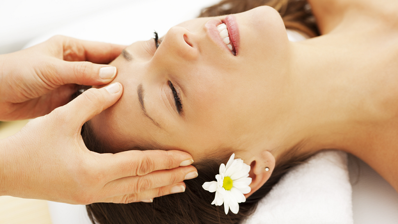 Massage da mặt giúp nâng cơ, cải thiện tình trạng da lão hóa rất tốt