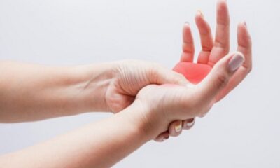 Tê nhức tay ở mẹ sau sinh do nhiều nguyên nhân khác nhau gây nên