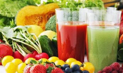 Uống nước ép từ các loại trái cây, rau củ quả giúp bù nước, cung cấp nhiều loại vitamin tốt cho người chơi thể thao