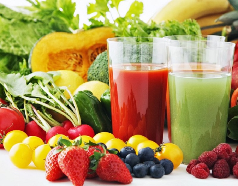 Uống nước ép từ các loại trái cây, rau củ quả giúp bù nước, cung cấp nhiều loại vitamin tốt cho người chơi thể thao