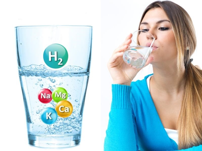 Nước lọc và nước điện giải ion kiềm là hai loại nước uống tốt cho người chơi thể thao