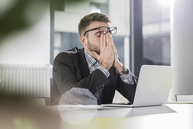 Mệt mỏi bởi công việc khiến bạn luôn bị stress là nguyên nhân gây hoa mắt chóng mặt