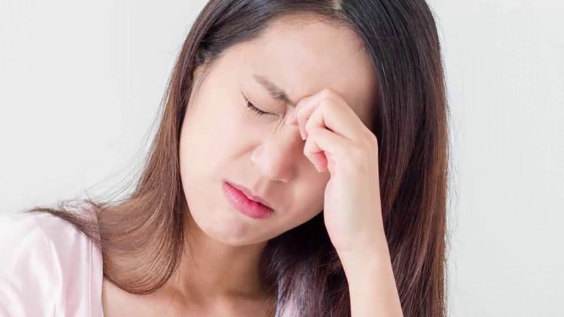 Phụ nữ tiền mãn kinh dễ bị hoa mắt đau đầu do sự thay đổi nội tiết tố