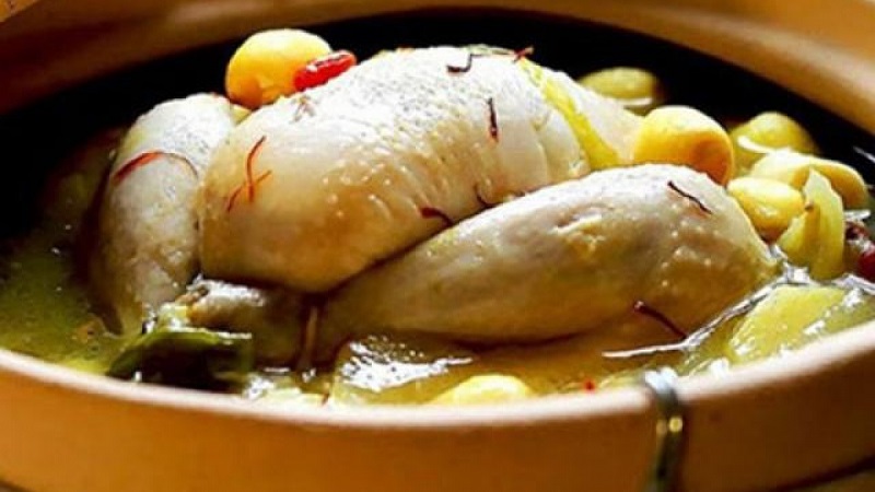 Gà hầm hạt sen nhiều dinh dưỡng giúp người lớn tuổi nhanh hồi phục
