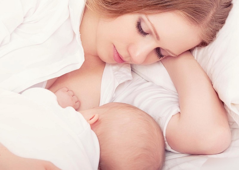 Sau quá trình sinh nở, mẹ cần nghỉ ngơi nhiều hơn để hồi phục sức khỏe và tăng cường sức đề kháng