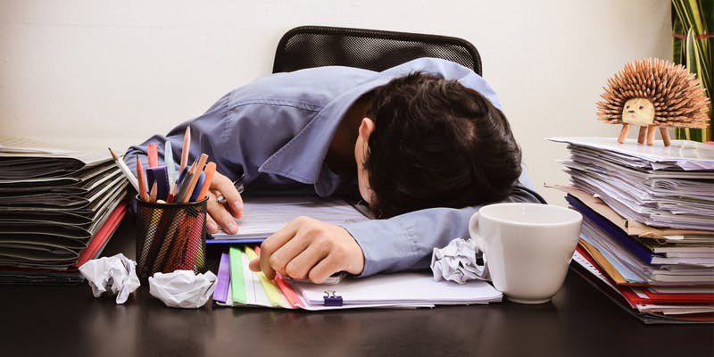 Làm việc, học tập quá sức khiến tình trạng suy nhược trở nên trầm trọng