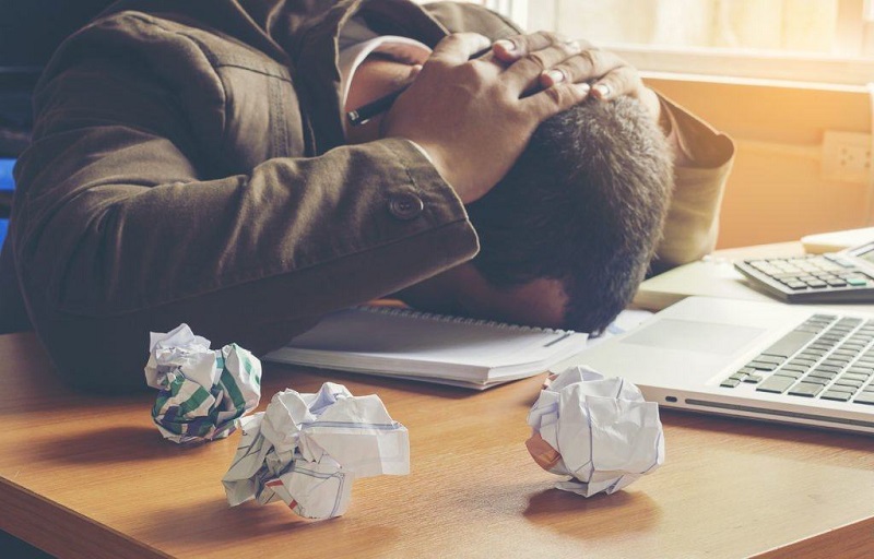 Cơ thể căng thẳng, stress là một trong những nguyên nhân gây hoa mắt đau nửa đầu