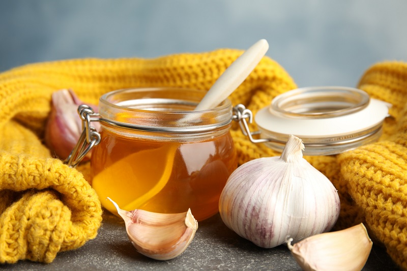 Uống nước tỏi ngâm mật ong giúp cơ thể chống lại vi khuẩn gây bệnh hiệu quả