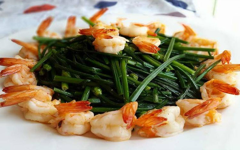 Tôm xào bông hẹ – món ăn được kết hợp từ 2 thực phẩm tăng cường sinh lực đàn ông