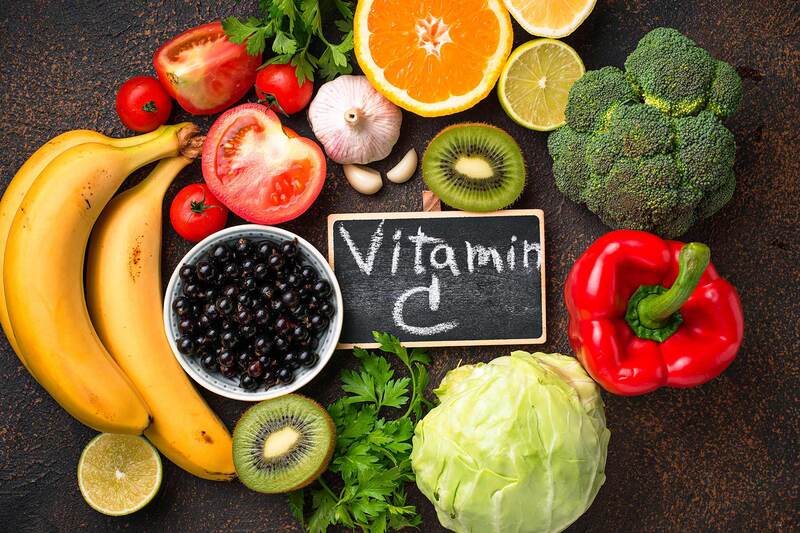 Vitamin C là một trong những loại vitamin cho người suy nhược cơ thể
