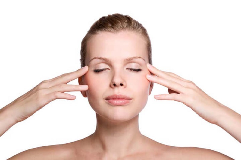 Massage mắt hỗ trợ giảm hoa mắt nặng đầu hiệu quả