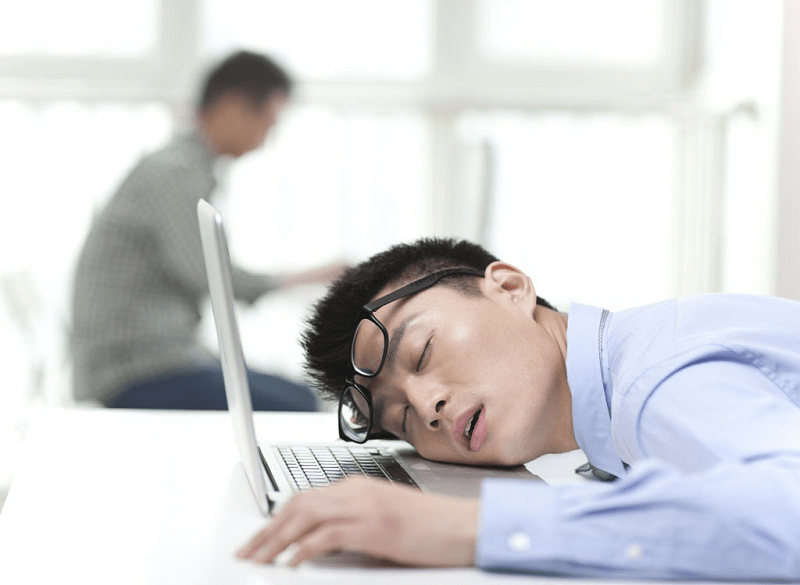 Ngủ gục trên bàn khiến máu lưu thông lên não chậm gây hoa mắt chóng mặt