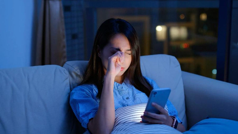 Dùng điện thoại trong điều kiện thiếu sáng là nguyên nhân gây hoa mắt