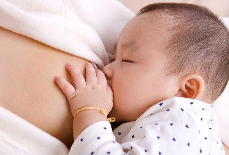 Cho bé bú sữa mẹ từ những tháng đầu đời