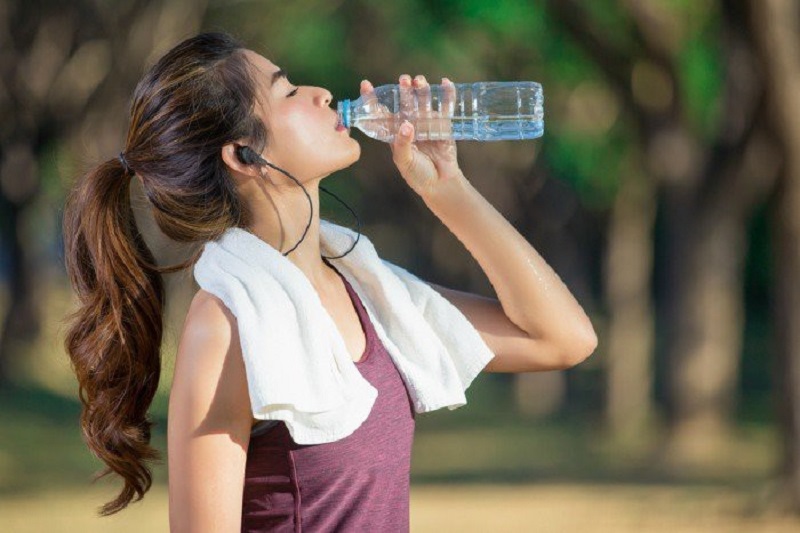 Uống nước từ từ từng ngụm nhỏ – Thói quen tốt cho người hay bị hoa mắt