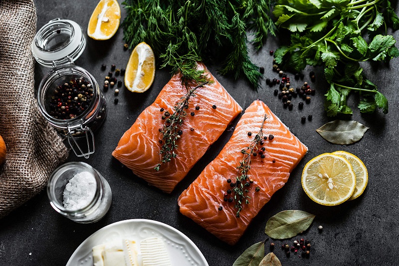Cá hồi cung cấp nguồn omega 3 dồi dào rất tốt cho mắt