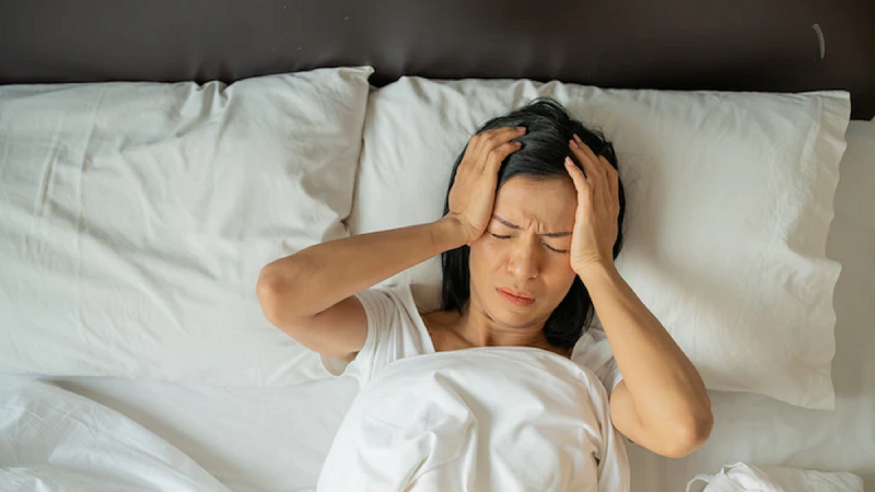 Nằm gối quá cao làm giảm lưu lượng máu lên não gây hoa mắt chóng mặt
