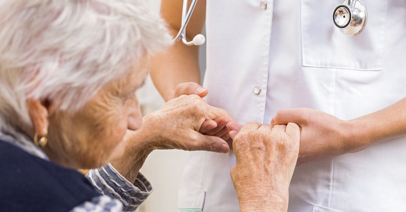 Người già bị bệnh Parkinson thường có biểu hiện đau đầu chóng mặt