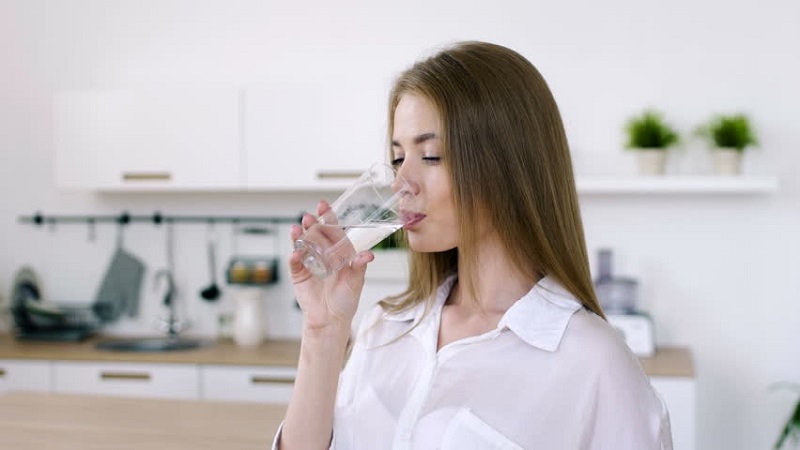 Uống đầy đủ lượng nước mà cơ thể cần mỗi ngày giúp ngăn ngừa hoa mắt và chóng mặt