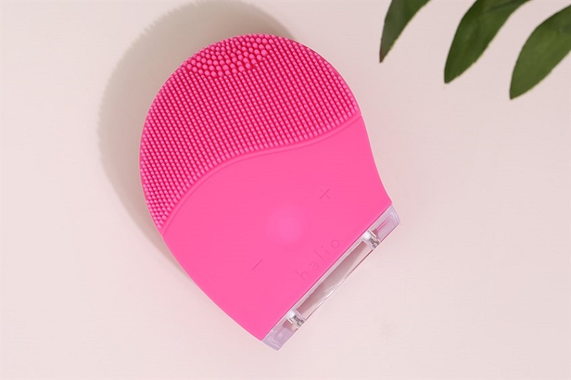 Một chiếc máy rửa mặt nhỏ, gọn, tiện lợi giúp cho cô giáo chăm sóc da mặt tốt hơn.