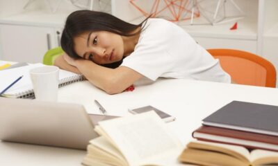 Mất ngủ khiến tinh thần mệt mỏi, uể oải khó tập trung trong công việc