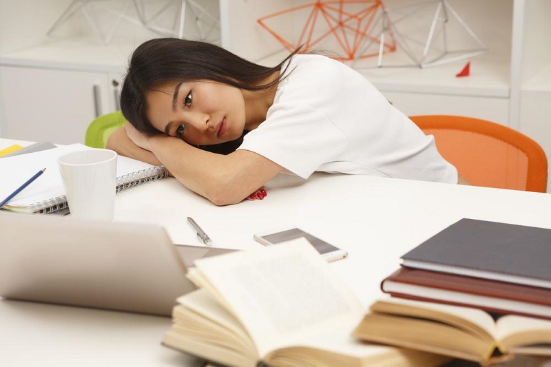 Mất ngủ khiến tinh thần mệt mỏi, uể oải khó tập trung trong công việc
