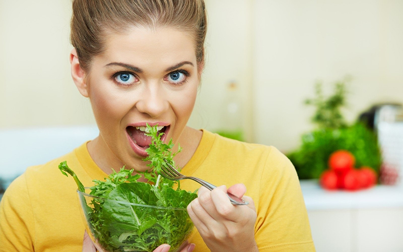 Các loại rau xanh đậm thường rất giàu vitamin A, B, C, E, sắt… và các chất oxy hóa