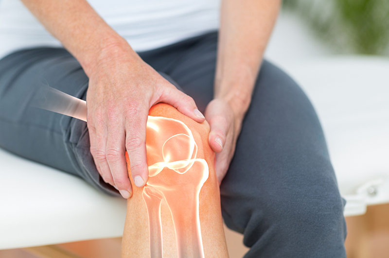 Thóa hóa khớp gối diễn tiến âm thầm và có thể gây biến dạng khớp