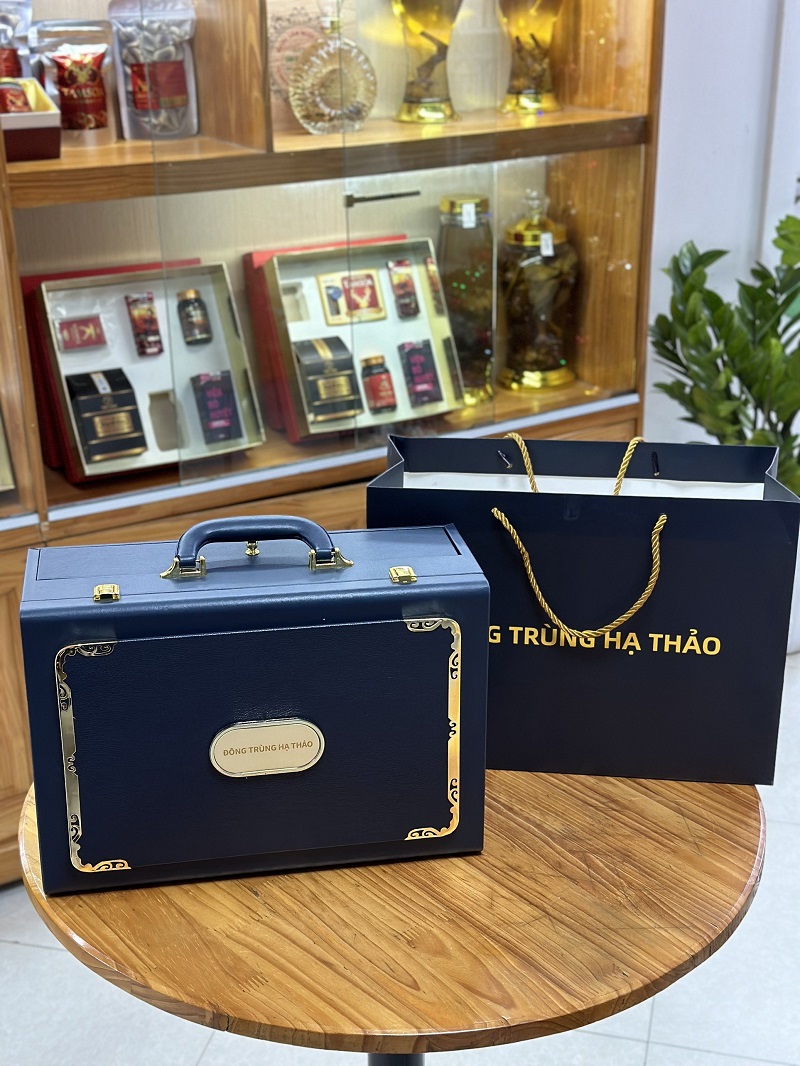 Mẫu hộp quà Tết với thiết kế sang trọng và tinh tế sẽ tạo ấn tượng tốt với sếp