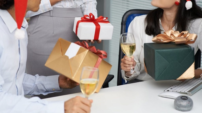Tặng quà Tết ý nghĩa giúp tăng thiện cảm đối với sếp