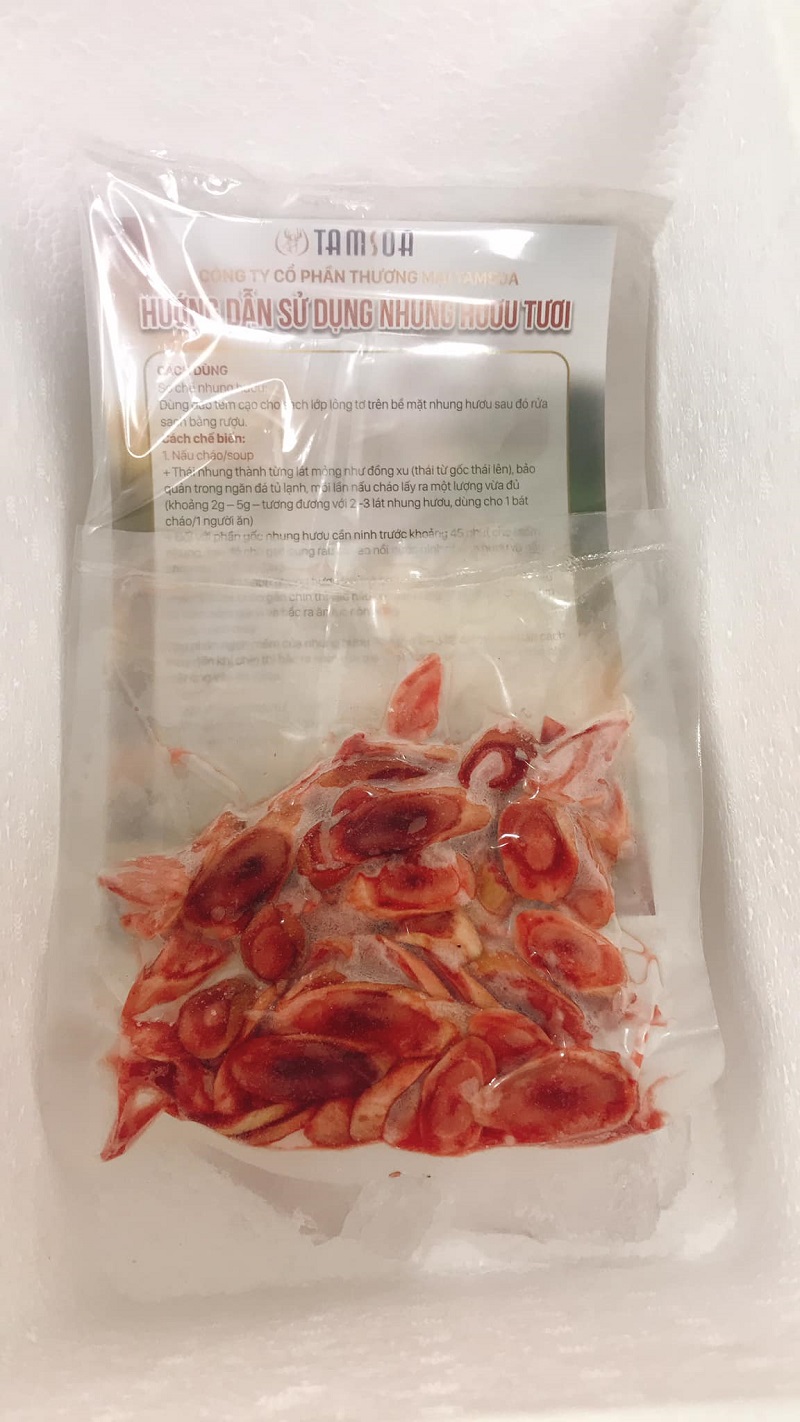 Nhung hươu tươi được sơ chế, làm sạch và cắt lát tại chỗ và hướng dẫn cách sử dụng nhung hươu tươi cho khách hàng